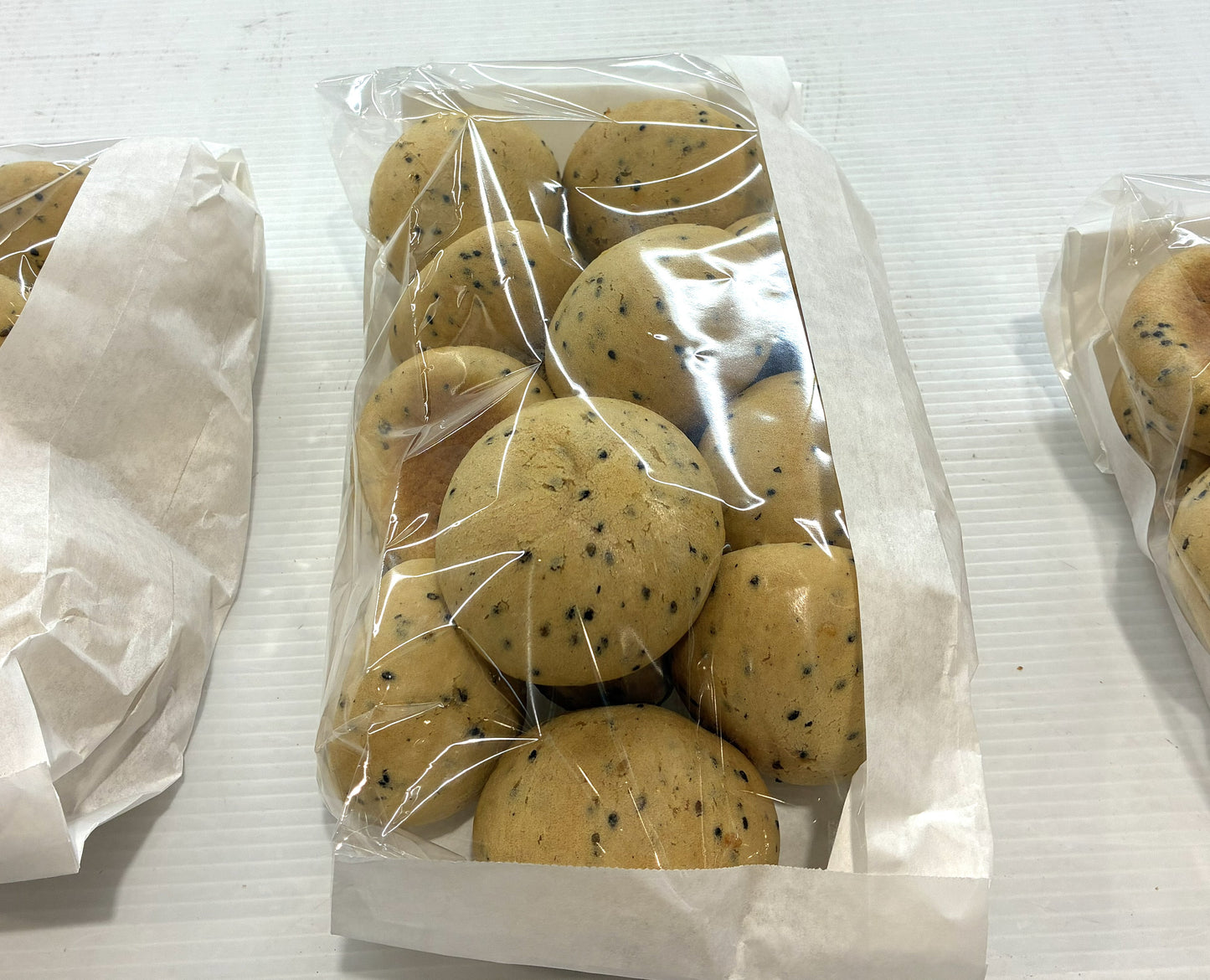 Fresh-Baked モチモチ 黒ごまロール 14個入